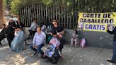 Cortan el cabello gratis en el Monumento a la Revolución