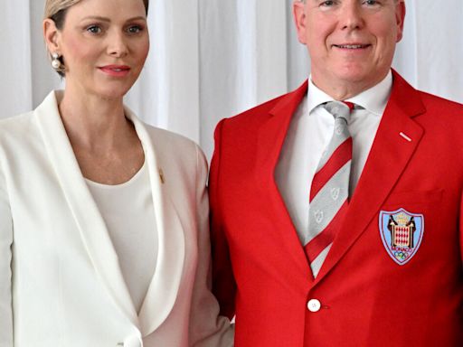 Charlene et Albert de Monaco amoureux assortis aux couleurs du Rocher, le couple donne tout pour une présentation très particulière !