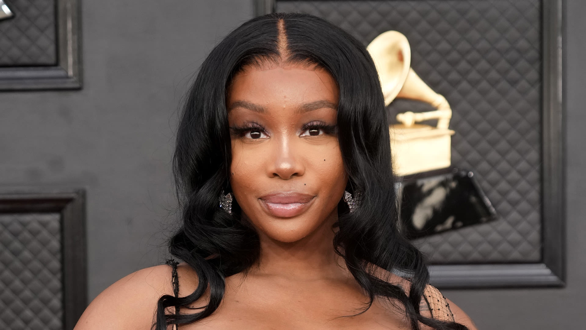 SZA blasts fans' 'crazy' behavior at Melbourne concert and threatens to leave