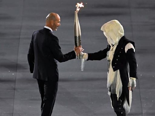 JO 2024: qui était le porteur de flamme masqué parcourant les toits de Paris durant la cérémonie d'ouverture