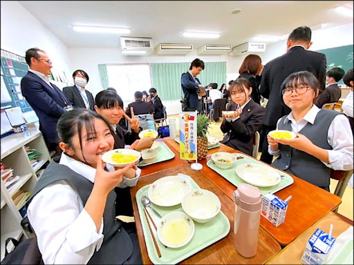 午餐吃高雄鳳梨 東京學生台語致謝