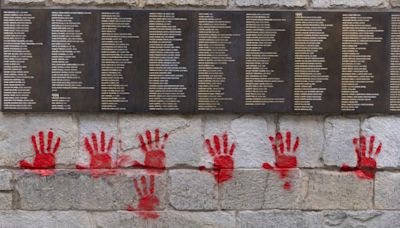 Holocaust-Mahnmal in Paris mit Rote-Hände-Graffiti beschmiert