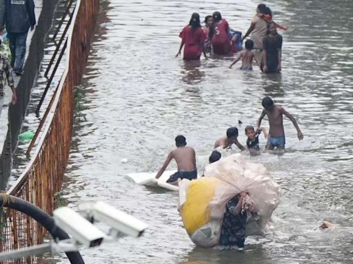 Mumbai building collapses kills 1, lake overflows as rains lash city - The Economic Times