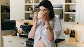 La actriz Alexandra Daddario espera a su primer bebé y confesó a Vogue que tuvo un aborto previo