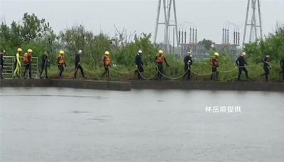 鼻酸！童跌落大排今尋獲 父抱遺體癱坐