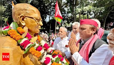 Big Yogi-Akhilesh face-off in Lucknow as defiant SP chief garlands Jai Prakash Narayan statue | Lucknow News - Times of India