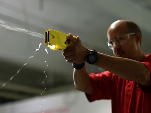 Qué son las pistolas taser, las armas que podrían usarse para combatir la delincuencia en Chile - La Tercera