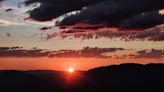 Captan desde Cerro Grande cómo amanecer pinta cielo de rojo
