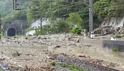 花蓮豪雨土石流不斷傾洩 台鐵估「和仁—崇德」深夜前都無法通車