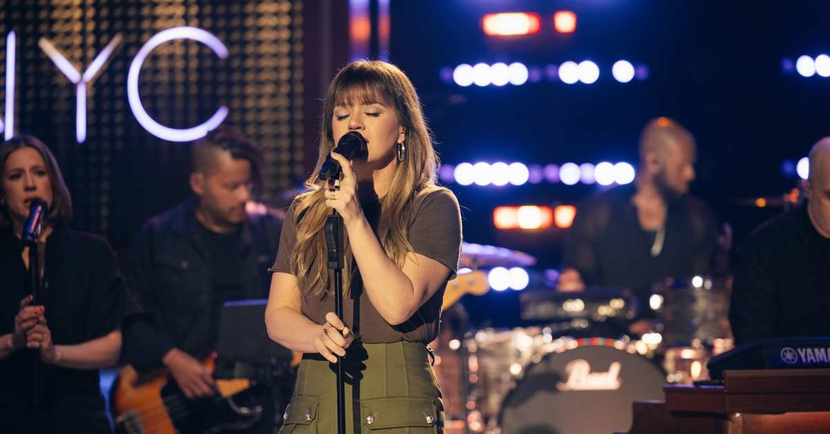 Fans Say This is Kelly Clarkson's 'Coolest' Kellyoke Ever