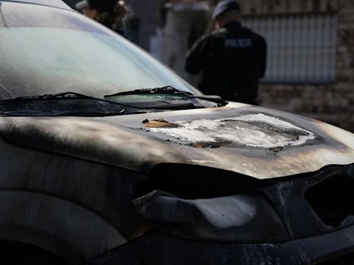 Más incendios de autos en Rosario: quemaron cuatro en la misma vereda de una comisaria