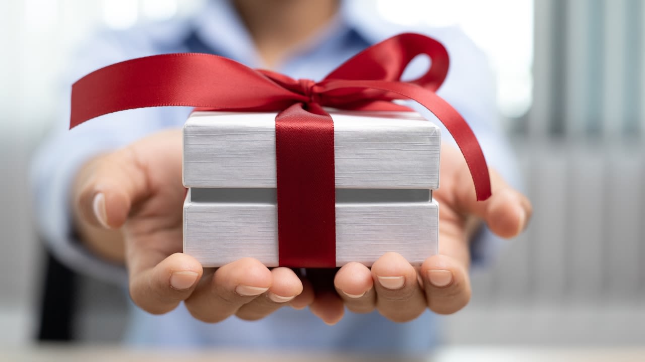 Miss Manners: When is it a gift and when should I reimburse?