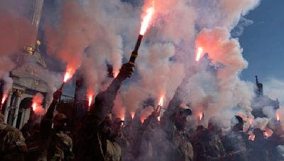 Thousands in Ukraine honor soldiers killed in blast and urge government to get prisoners freed