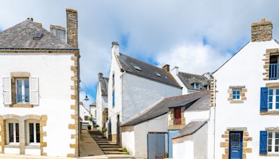 Anne-Claire Coudray nous ouvre les portes de sa maison de vacances en Bretagne, un « bijou » où elle se rend chaque été