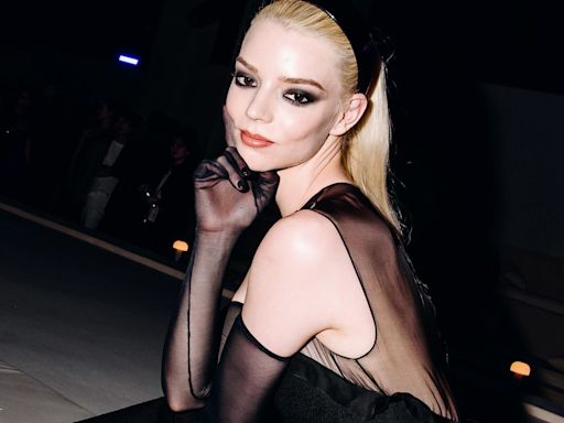 De roquera a 'lady coquette': los dos looks opuestos de Anya Taylor-Joy en su viaje a Nueva York