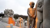 Ecologistas pintan de naranja un monolito en el famoso parque Vigeland de Oslo