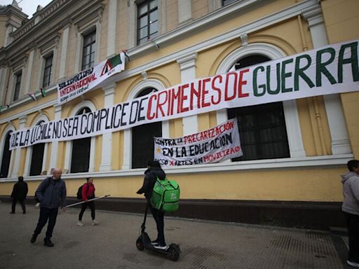 Rectoría de la Universidad de Chile retira lienzos contra Israel del frontis de la Casa Central - La Tercera