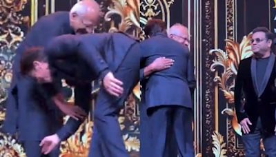 Shah Rukh Khan Touches Mani Ratnam's Feet as He Wins Best Actor at IIFA 2024, Video Goes Viral - News18