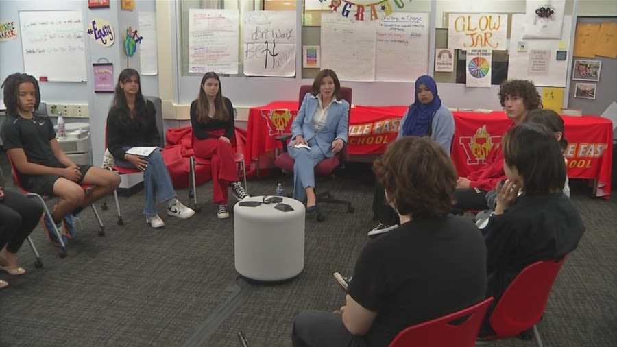 Hochul holds social media & mental health roundtable with local students