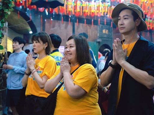 鍾欣凌還願！搭吉普車陪媽祖遶境 整路被粉絲瘋狂餵食