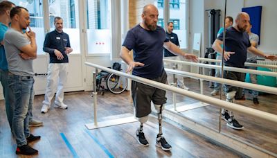 "Una nueva vida": Ucranianos que sufrieron amputaciones viajan a Alemania para recibir prótesis a medida