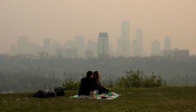 An explosive wildfire threatens to overrun a Canadian town as US gets season’s first dose of smoke | CNN