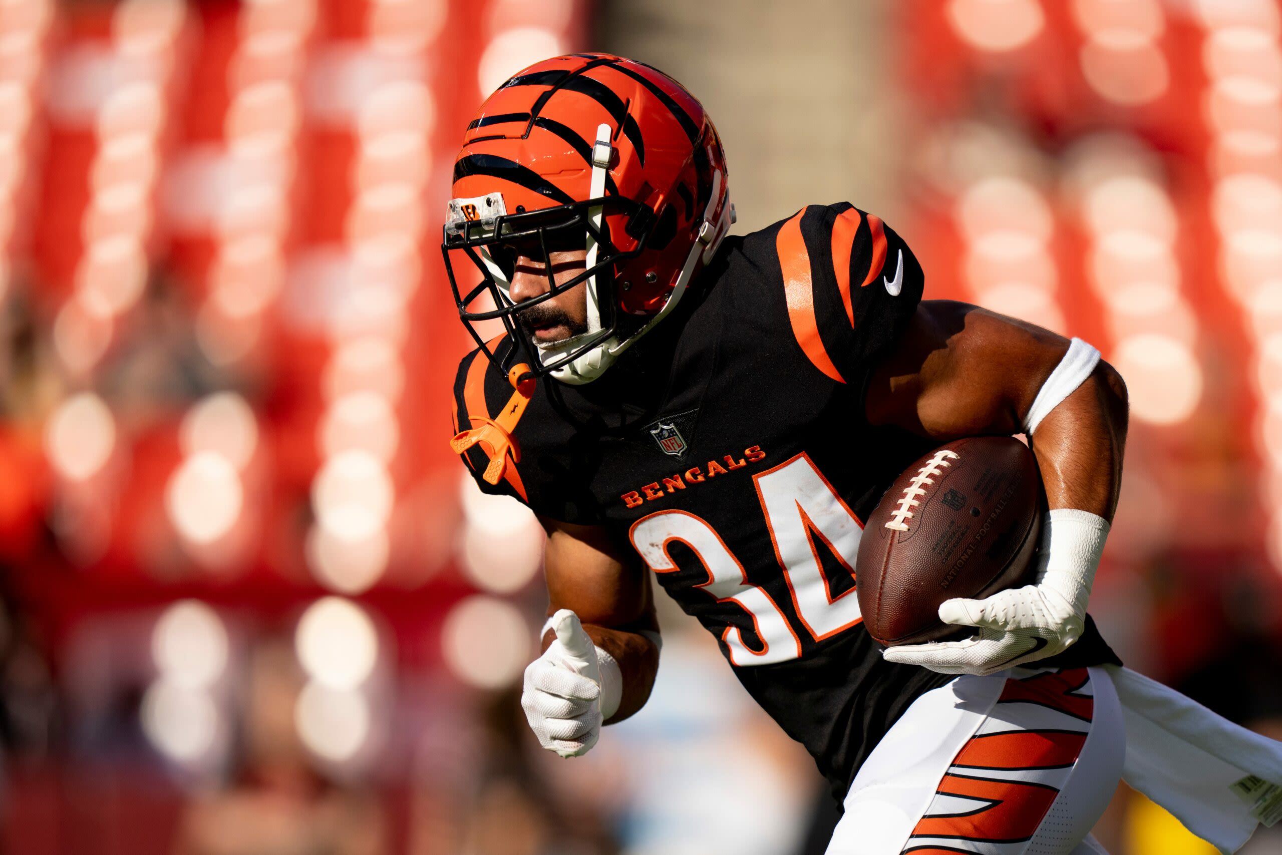 Giants signing UFL running back Jacob Saylors