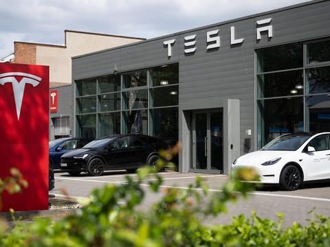 Ex-Tesla worker says he lost job despite sacrifices, including sleeping in car