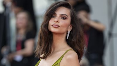 Emily Ratajkowski sauvage en string en dentelle sur Instagram, elle exhibe un bout de sein et son fessier galbé