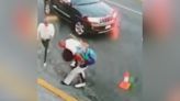 Un acróbata callejero prende fuego a varios mariachis en medio de una pelea y todo queda en video