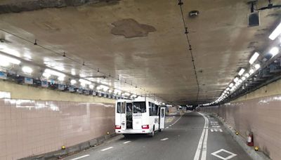 台北基隆路隧道小巴「沒注意限高」車身壓毀變形 3人送醫