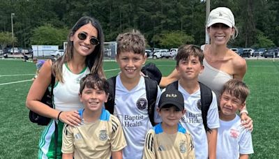 Antonela Roccuzzo, tarde de fútbol con sus hijos y su amiga Sofía Balbi animando al pequeño Thiago