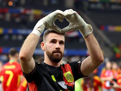 Spain goalkeeper Simon set to miss four months after wrist surgery