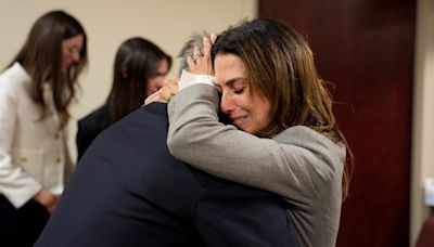 Alec Baldwin abraza a su mujer roto de emoción tras anularse el juicio por la muerte de Halyna Hutchins