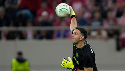 "Dibu" Martínez dispuesto a pelearse con Aston Villa para jugar para Argentina en París