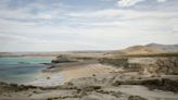 Una playa patagónica con acantilados, piletas naturales y bosques sumergidos a la que pocos llegan