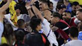 Darwin Núñez troca socos com torcedores após classificação da Colômbia
