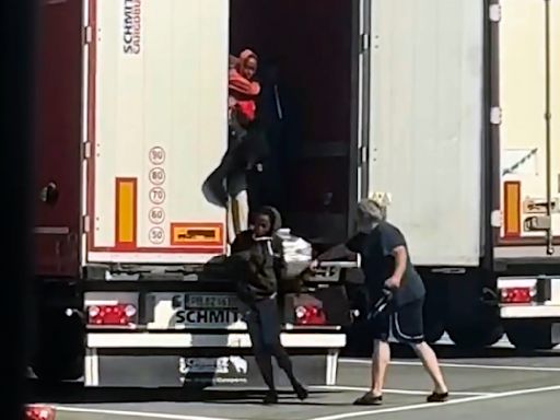 Italia busca a camionero que aparece en video golpeando a mujeres migrantes