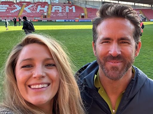 Blake Lively beija Ryan Reynolds caracterizado como Deadpool e rejeita rivalidade de estreias