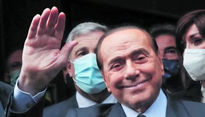 "Segno d'affetto per papà". Il libro su Berlusconi è già top di vendite