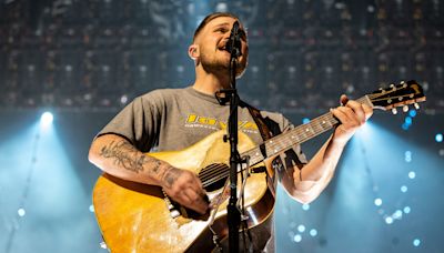 Zach Bryan dedicates song to Caitlin Clark, thanks Des Moines in Wells Fargo Arena concert