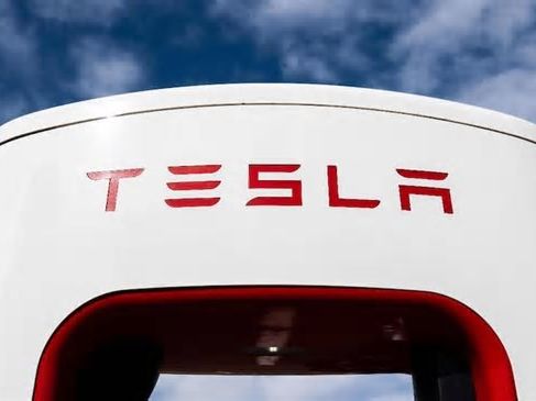 Tesla, Musk taglia altri posti lavoro: «Dobbiamo ridurre i costi»