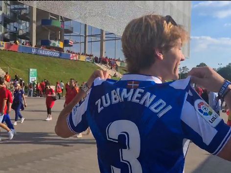 Los amigos de Zubimendi, a tope con 'La Roja': "A ver si marca un golito hoy" - MarcaTV