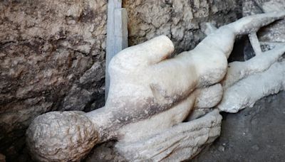 Hallaron una estatua de mármol de un dios griego en una antigua alcantarilla romana