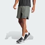 南🔥2024 5月 ADIDAS 運動短褲 運動 休閒 訓練 吸濕排汗 兩側開衩 拉鍊口袋 男款 灰綠 IS2263