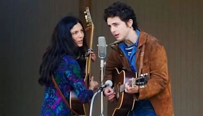 Timothée Chalamet sube al escenario como Bob Dylan con guitarra y armónica en el set de «A Complete Unknown»