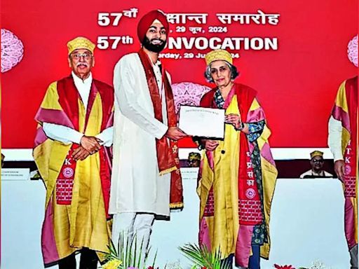 IIT-K celebrates 57th convocation, awards degrees to 2,332 graduates | Kanpur News - Times of India