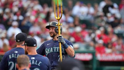 Deadspin | Mariners' Cal Raleigh looks to flex muscles in rematch vs. Angels