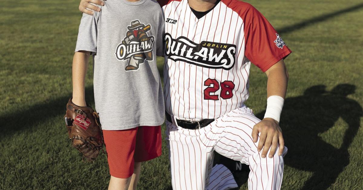 Outlaws' Carter Mize uses baseball to bond with 9-year-old player