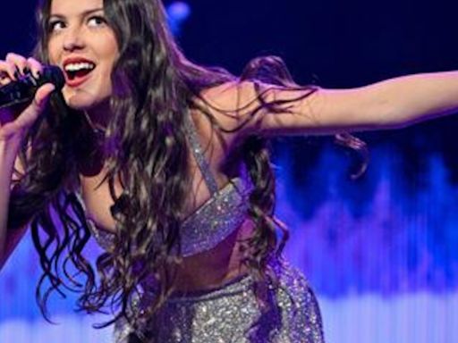 Olivia Rodrigo Handles Onstage Wardrobe Malfunction Like a Pro! - E! Online